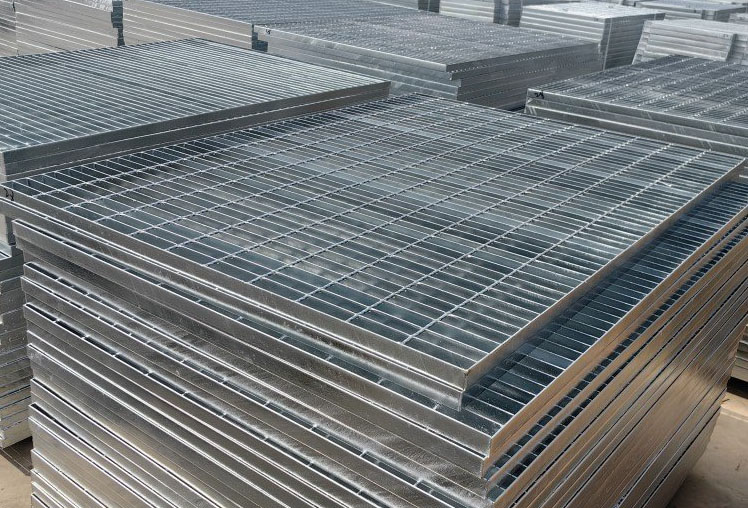 厦门福建周经理订购的不锈钢插接钢格板生产完毕，等待发车